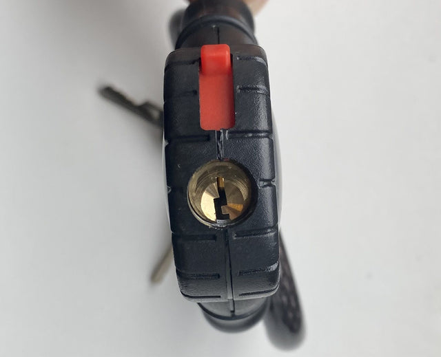 Kabellås med To Nøgler i Sort og Beskyttelse til Nøglehullet