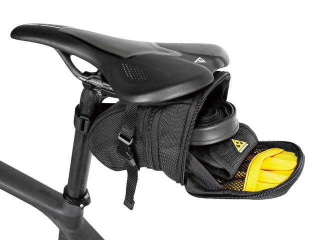 Topeak Aero Wedge Pack med strop åben under sadlen