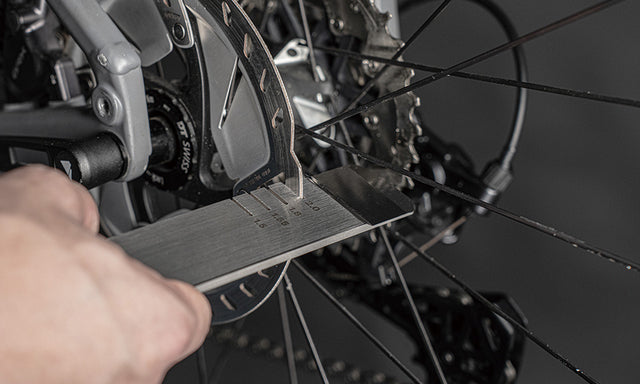 Topeak Rotor Truing Tool måler skivetykkelse