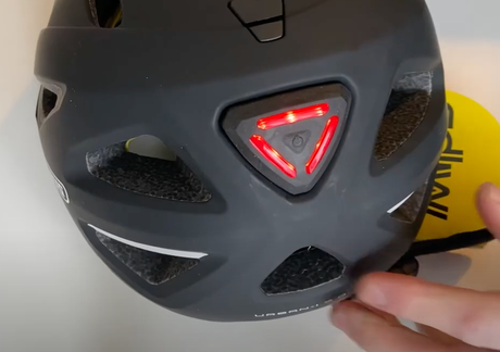 Sådan skifter du nemt batteri i din ABUS cykelhjelm med lys