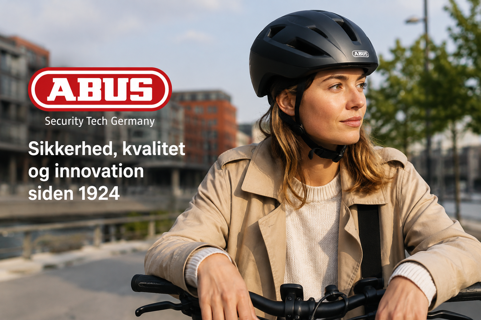 Kvinde iført sort ABUS cykelhjelm på cykel i bymiljø.