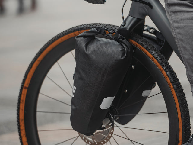 Topeak QR Fork DryBag 5,8 L monteret på forgaflen